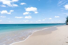 Perfectly Located in the Heart of Seven Mile Beach by RedAwning