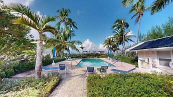 Perfectly Located in the Heart of Seven Mile Beach by RedAwning