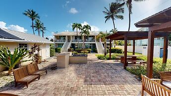 Perfectly Located in the Heart of Seven Mile Beach by RedAwning