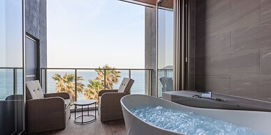 ALBAHOTELANDGLAMPING