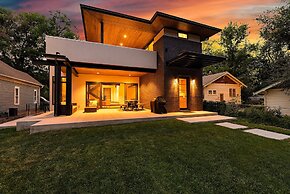 Relaxing in Paradise W Private Roof Top Deck!!