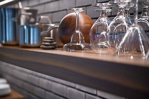 Relaxing in Paradise W Private Roof Top Deck!!