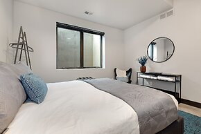 Relaxing in Paradise W Private Roof Top Deck!!