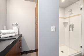 Relaxing in Paradise W Private Roof Top Deck!!