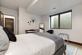 Relaxing in Paradise W Private Roof Top Deck!!