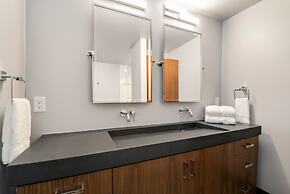 Relaxing in Paradise W Private Roof Top Deck!!