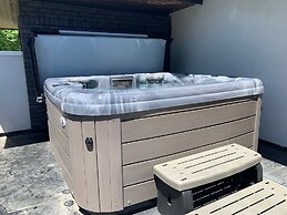 Relaxing in Paradise W Private Roof Top Deck!!