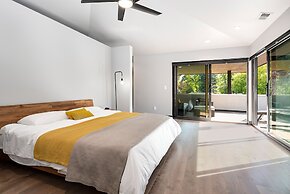 Relaxing in Paradise W Private Roof Top Deck!!