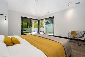 Relaxing in Paradise W Private Roof Top Deck!!