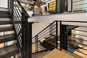 Relaxing in Paradise W Private Roof Top Deck!!