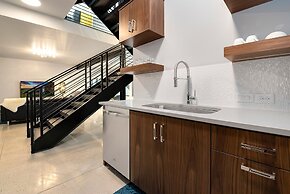 Relaxing in Paradise W Private Roof Top Deck!!