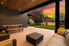 Relaxing in Paradise W Private Roof Top Deck!!