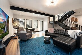 Relaxing in Paradise W Private Roof Top Deck!!