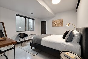 Relaxing in Paradise W Private Roof Top Deck!!