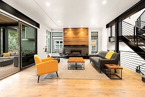 Relaxing in Paradise W Private Roof Top Deck!!