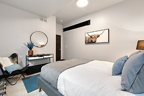 Relaxing in Paradise W Private Roof Top Deck!!