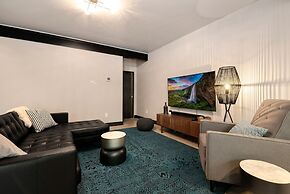 Relaxing in Paradise W Private Roof Top Deck!!