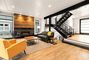 Relaxing in Paradise W Private Roof Top Deck!!