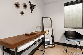 Relaxing in Paradise W Private Roof Top Deck!!