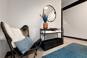 Relaxing in Paradise W Private Roof Top Deck!!