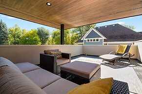 Relaxing in Paradise W Private Roof Top Deck!!