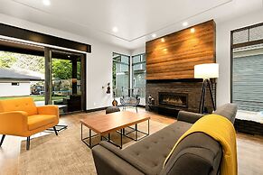 Relaxing in Paradise W Private Roof Top Deck!!