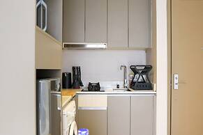 Modern Look And Comfortable 1Br Gold Coast Apartment Pik