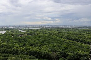 Modern Look And Comfortable 1Br Gold Coast Apartment Pik