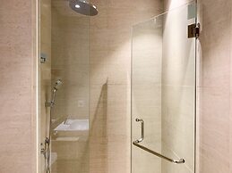 Warm And Modern Look Studio Room At Gold Coast Apartment