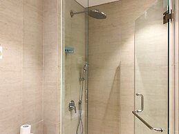 Warm And Modern Look Studio Room At Gold Coast Apartment