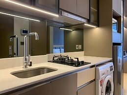 Warm And Modern Look Studio Room At Gold Coast Apartment