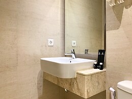 Warm And Modern Look Studio Room At Gold Coast Apartment