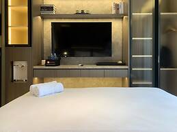 Warm And Modern Look Studio Room At Gold Coast Apartment