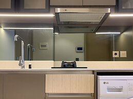 Warm And Modern Look Studio Room At Gold Coast Apartment