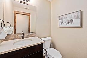 Spectacular Townhome Near Breweries and River District!