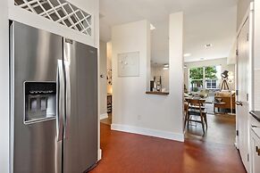 Mid-century Mod Retreat Near Old Town – Free Bikes