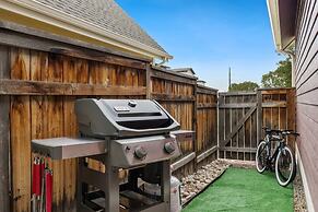 Mid-century Mod Retreat Near Old Town – Free Bikes