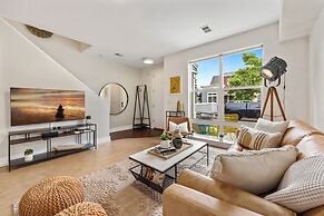 Mid-century Mod Retreat Near Old Town – Free Bikes