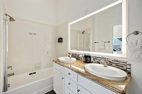 Mid-century Mod Retreat Near Old Town – Free Bikes