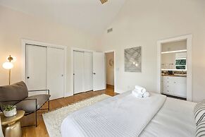 Mid-century Mod Retreat Near Old Town – Free Bikes