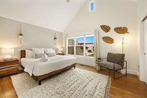 Mid-century Mod Retreat Near Old Town – Free Bikes