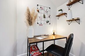 Mid-century Mod Retreat Near Old Town – Free Bikes