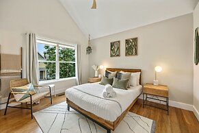 Mid-century Mod Retreat Near Old Town – Free Bikes