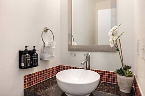 Mid-century Mod Retreat Near Old Town – Free Bikes