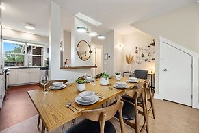 Mid-century Mod Retreat Near Old Town – Free Bikes