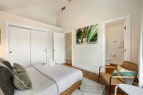 Mid-century Mod Retreat Near Old Town – Free Bikes