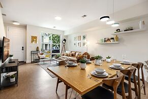 Mid-century Mod Retreat Near Old Town – Free Bikes