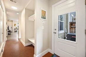 Mid-century Mod Retreat Near Old Town – Free Bikes