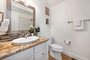 Mid-century Mod Retreat Near Old Town – Free Bikes