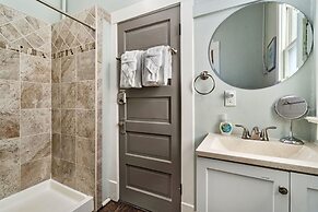 Historical Bungalow Near Csu & Old Town!